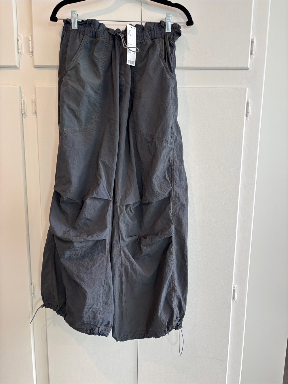 UO Grey/Blue parachute pants with adjustable waist and ankles. Women’s L